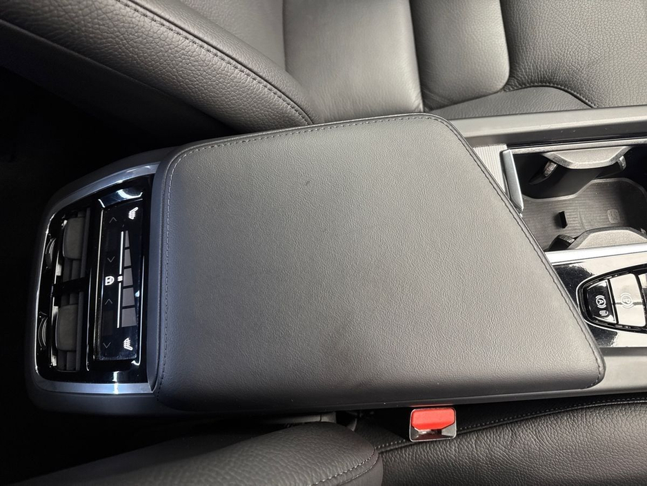 2022 Volvo XC60 - image 15