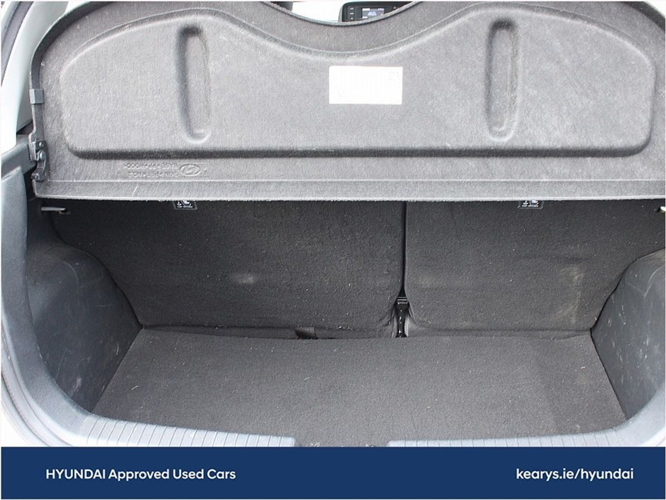 2023 Hyundai i10 - image 8