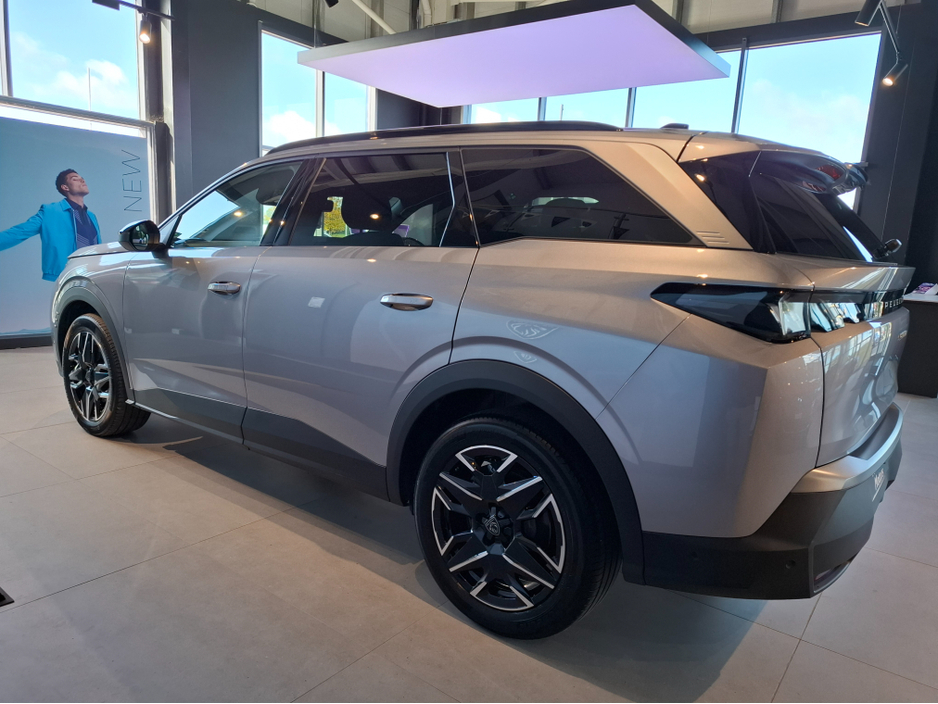 2026 Peugeot 5008 ALLURE 73KWH 210BHP 4DR €51,950