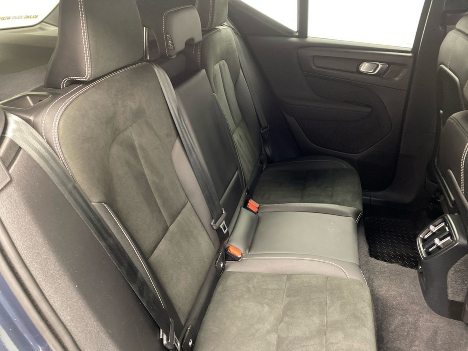 2022 Volvo XC40 - image 12