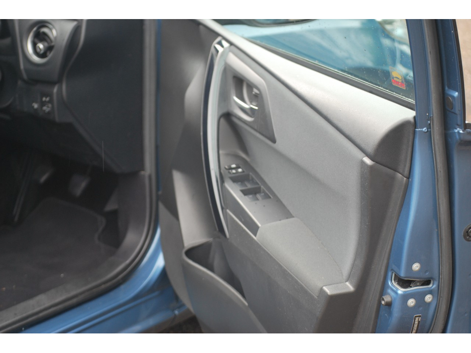 2016 Toyota Auris - image 11