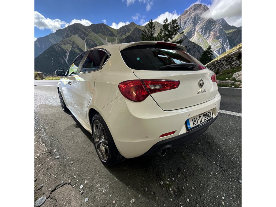 2015 Alfa Romeo Giulietta - image 11