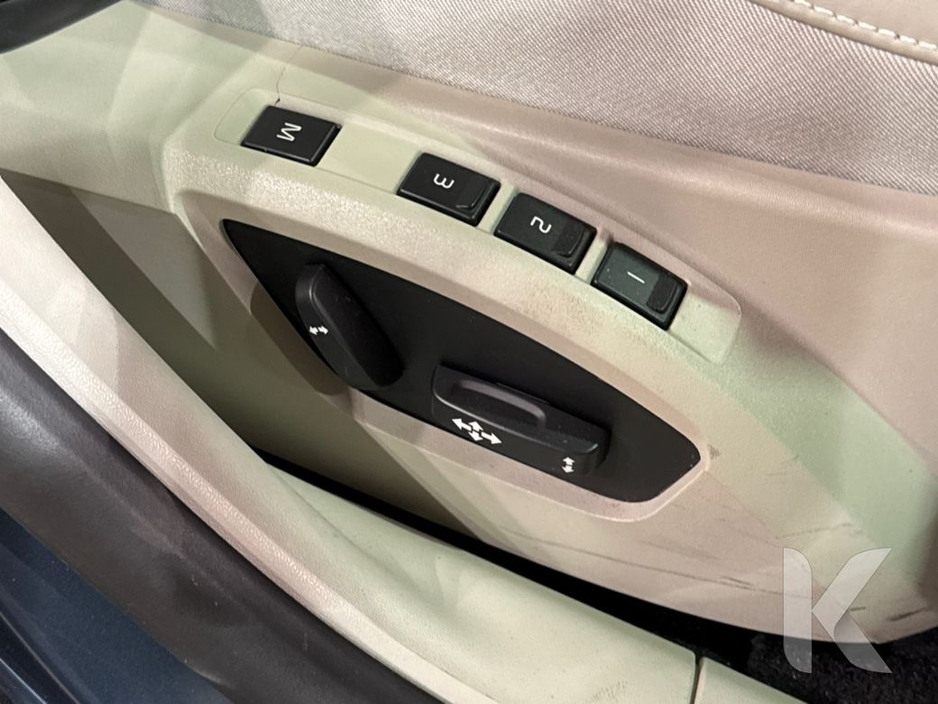 2017 Volvo V40 - image 18