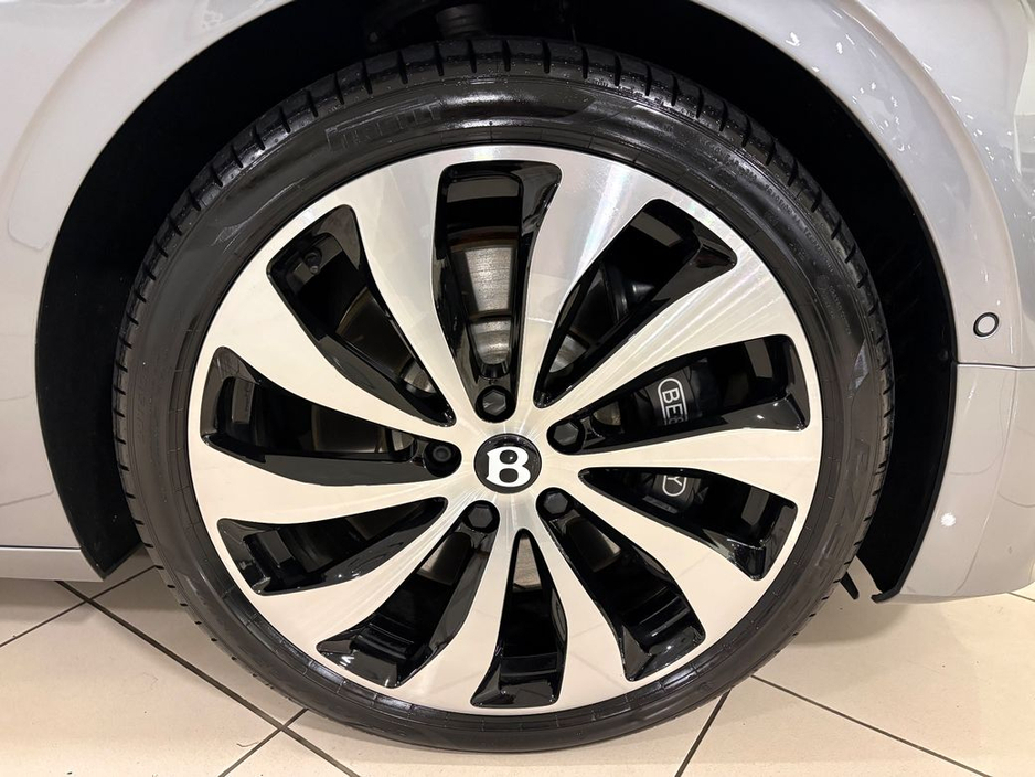 2025 Bentley Flying Spur 3.0 V6 E-HYBRID AZURE=AS NEW//HUGE SPEC=PAN ROOF//BALANCE OF BENTLEY WARRANTY=ONLY €150 ANNUAL ROAD TAX//TAILORED FINANCE PACKAGES AVAILABLE=TRADE INS €249,995