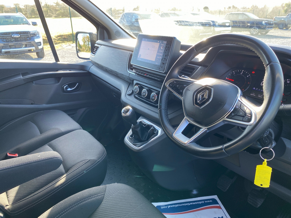 2023 Renault Trafic - image 8