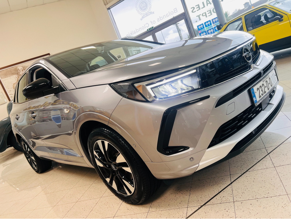 2023 Opel Grandland OPEL EDITION Plug In Hybrid As New Only 8000 Kms Huge Spec Now On Sale www.bolands.ie Est.1955 €28,950