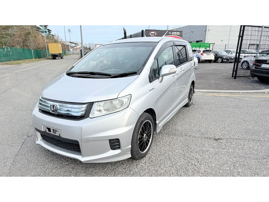 2013 Honda Freed - image 2