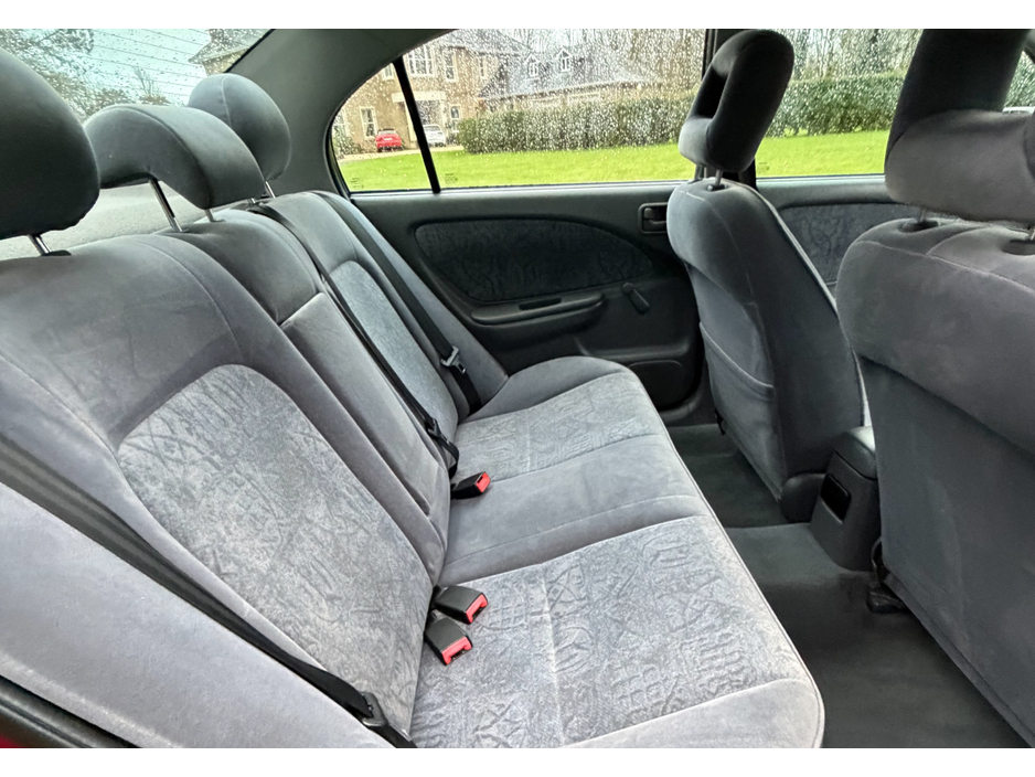 1999 Toyota Avensis - image 13