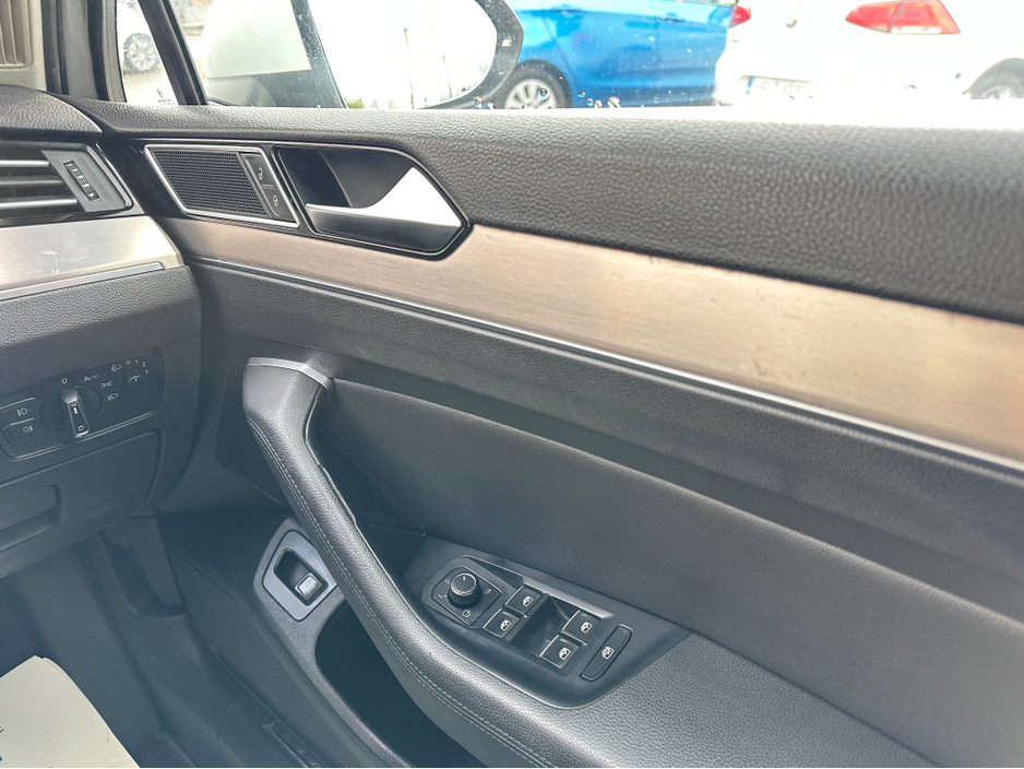 2016 Volkswagen Passat - image 17