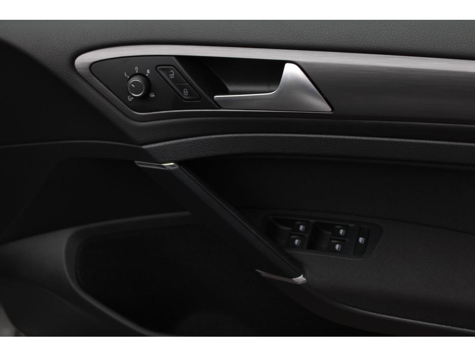 2019 Volkswagen Golf - image 10