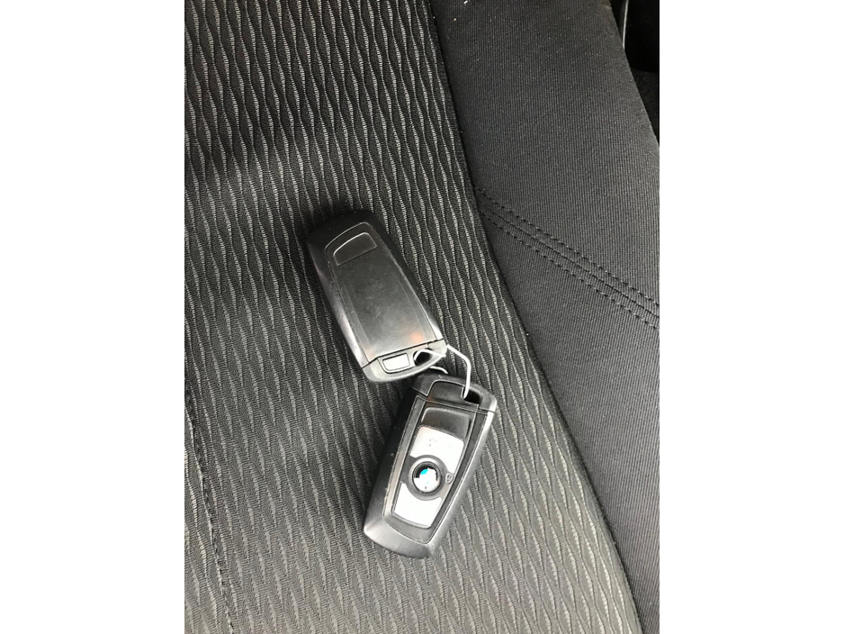 2013 BMW 3 Series - image 8