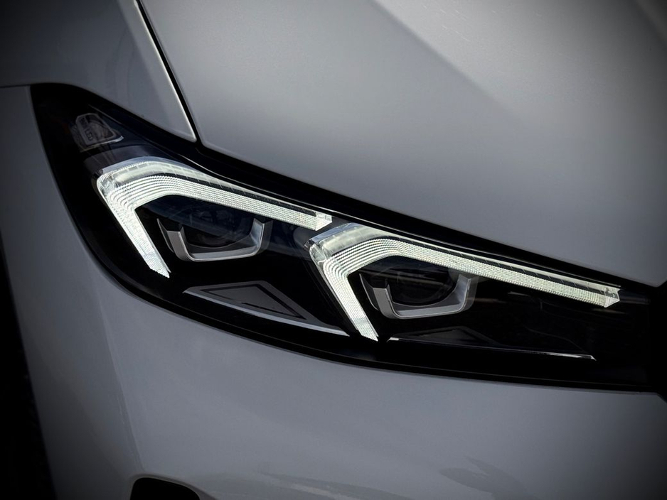 2025 BMW 3 Series - image 33