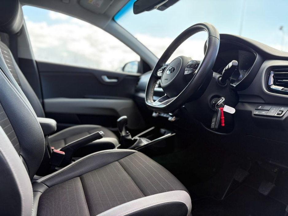 2021 Kia Stonic - image 8