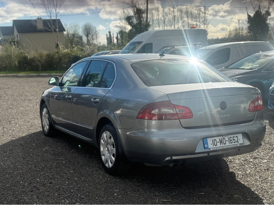 2010 Skoda Superb - image 5