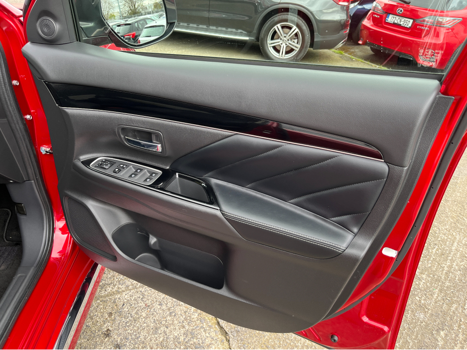 2020 Mitsubishi Outlander - image 13