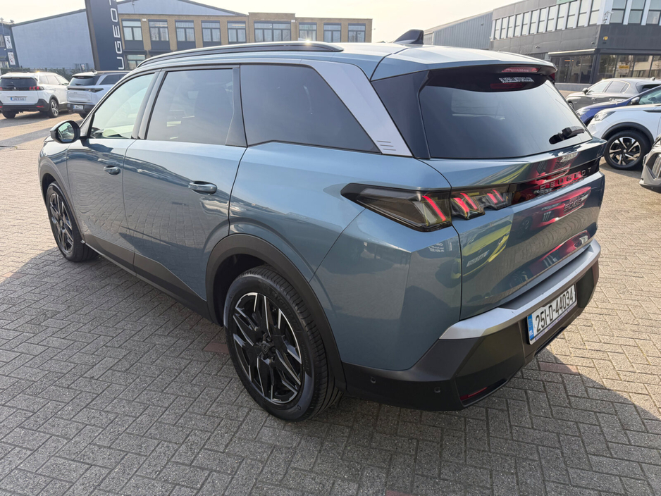 2025 Peugeot 5008 - image 6