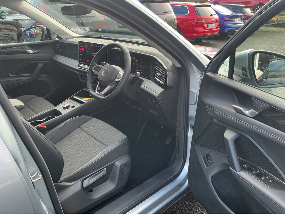 2025 Volkswagen Tiguan - image 11