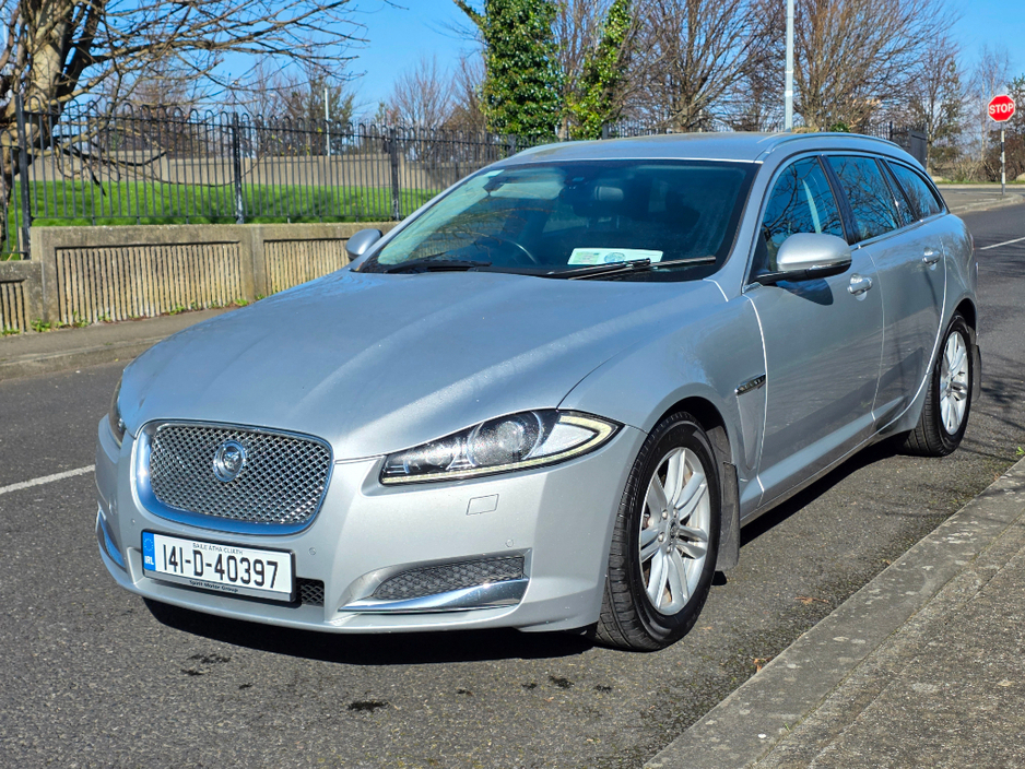 2014 Jaguar XF - image 6