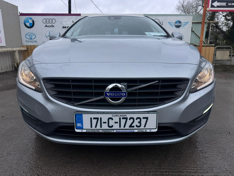 2017 Volvo V60 - image 16