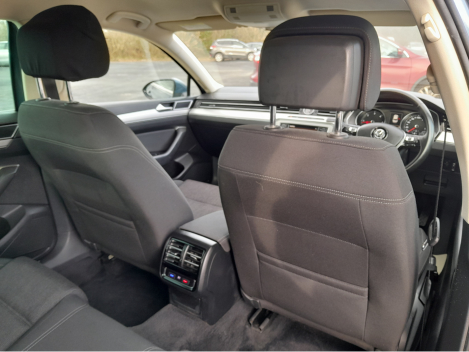 2016 Volkswagen Passat - image 13