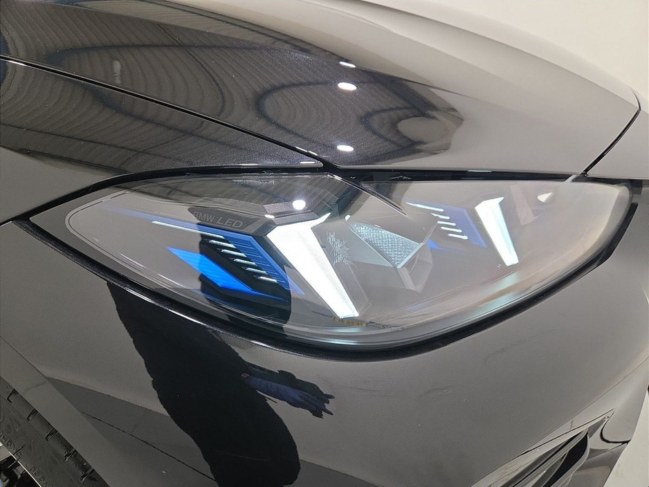 2025 BMW i4 - image 21