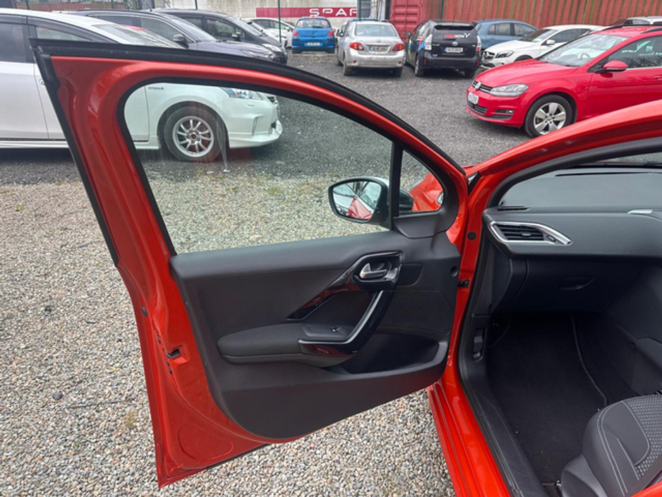 2017 Peugeot 208 - image 8