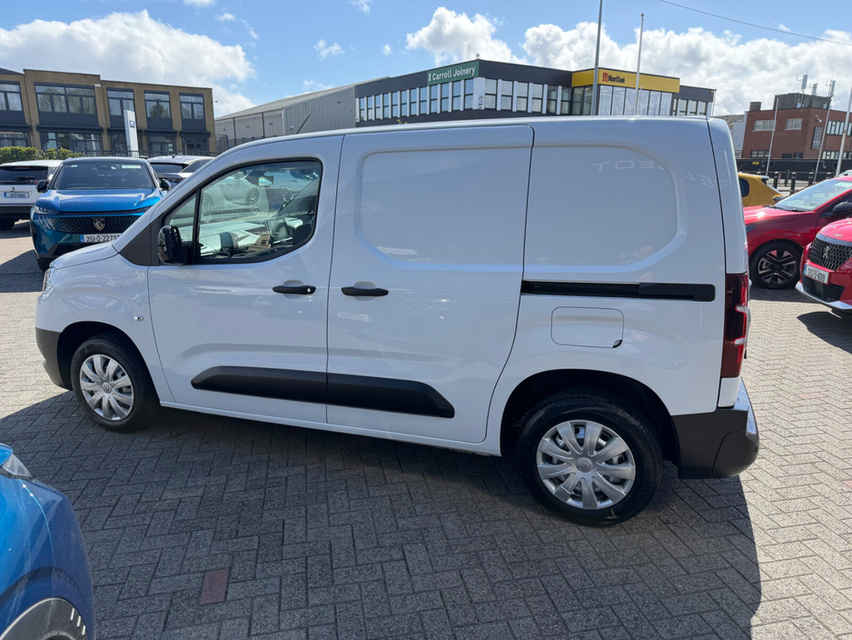2024 Toyota Proace - image 10