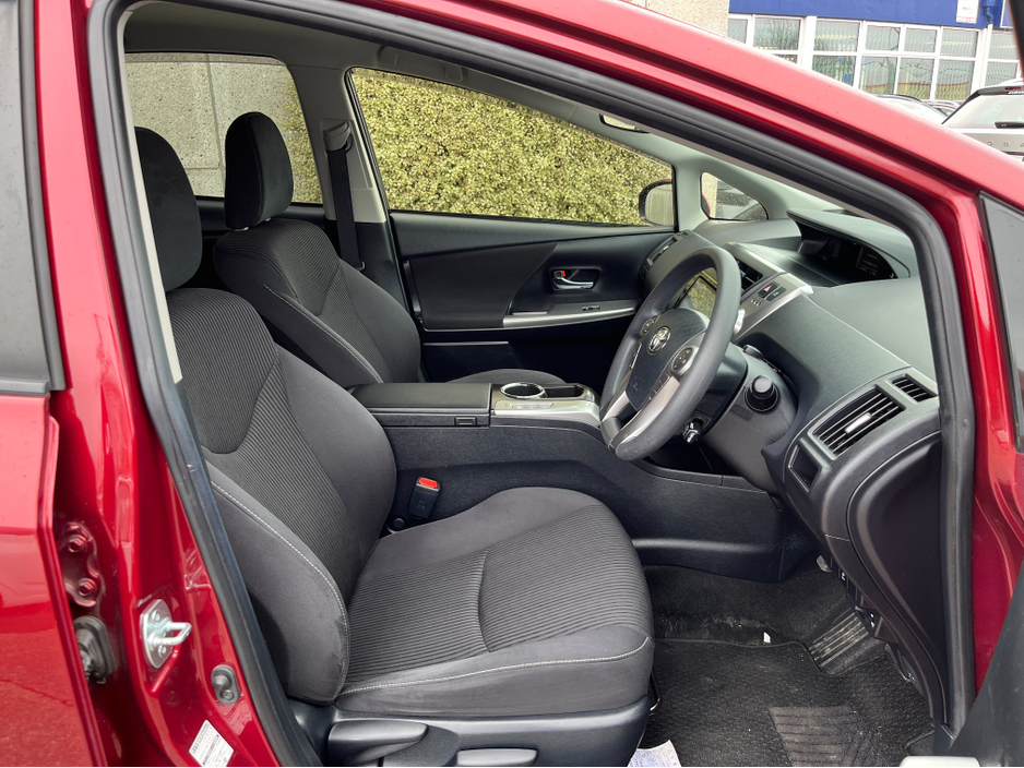 2019 Toyota Prius+ - image 12