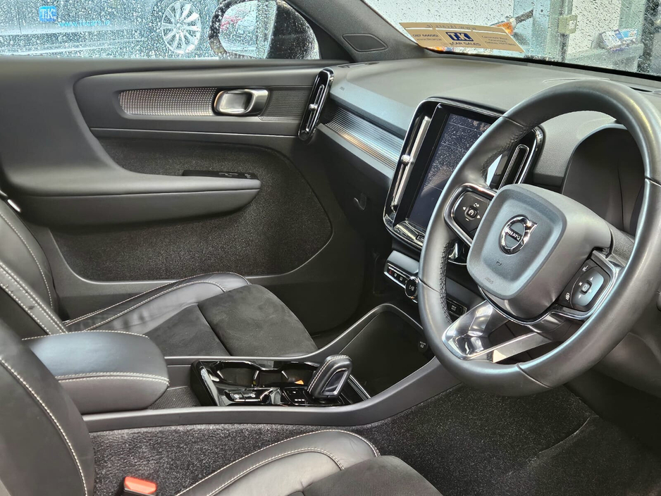 2022 Volvo XC40 - image 14