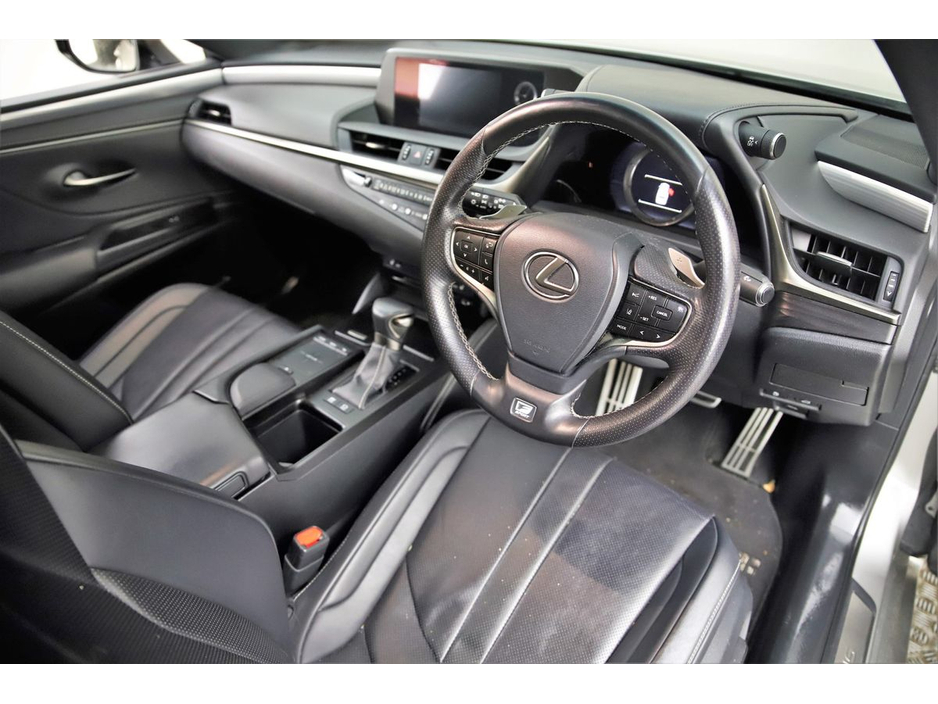 2019 Lexus ES 300 H - image 12