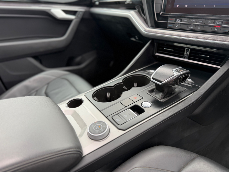 2021 Volkswagen Touareg - image 11