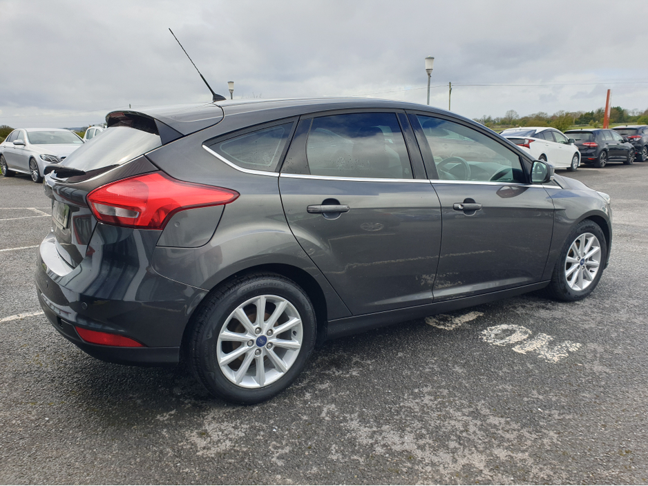 2016 Ford Focus - image 6