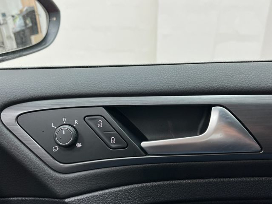 2020 Volkswagen Golf - image 25