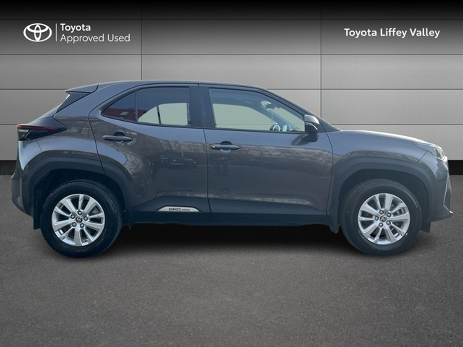 2024 Toyota Yaris Cross - image 3