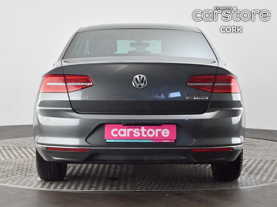 2016 Volkswagen Passat - image 4