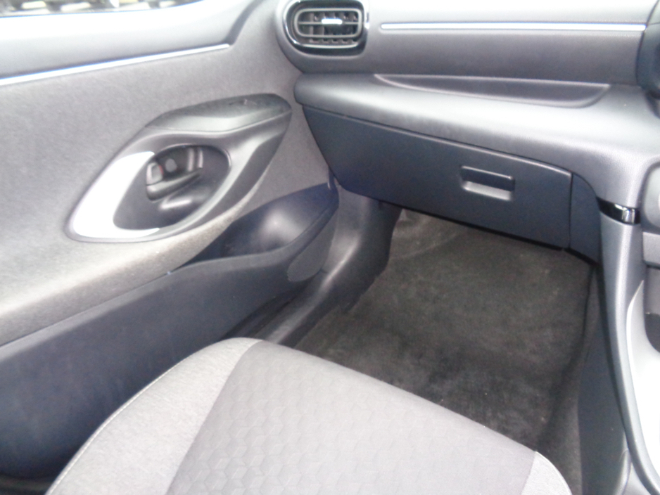 2022 Toyota Yaris - image 10