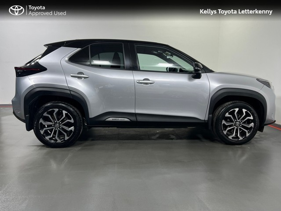 2023 Toyota Yaris Cross - image 3