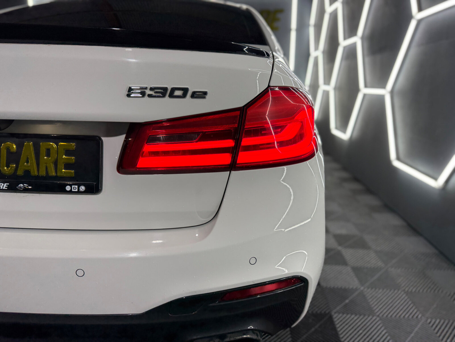 2017 BMW 5 Series - image 12