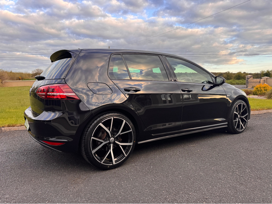 2017 Volkswagen Golf - image 14