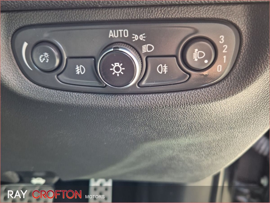 2018 Vauxhall Insignia - image 17