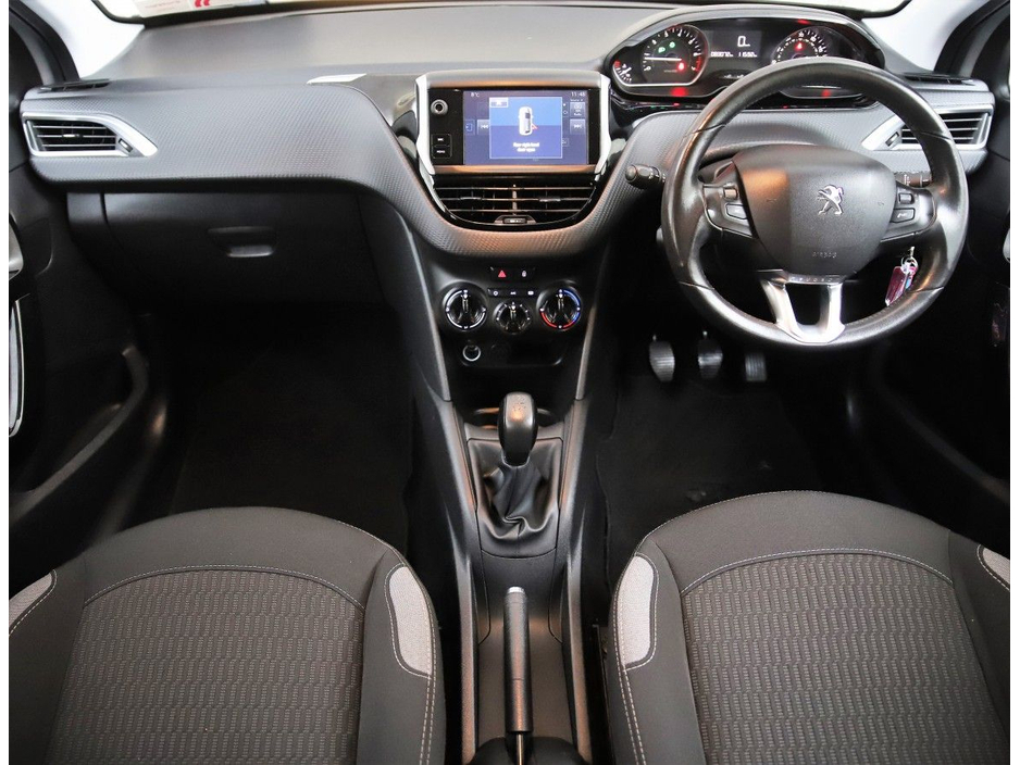 2015 Peugeot 208 - image 14