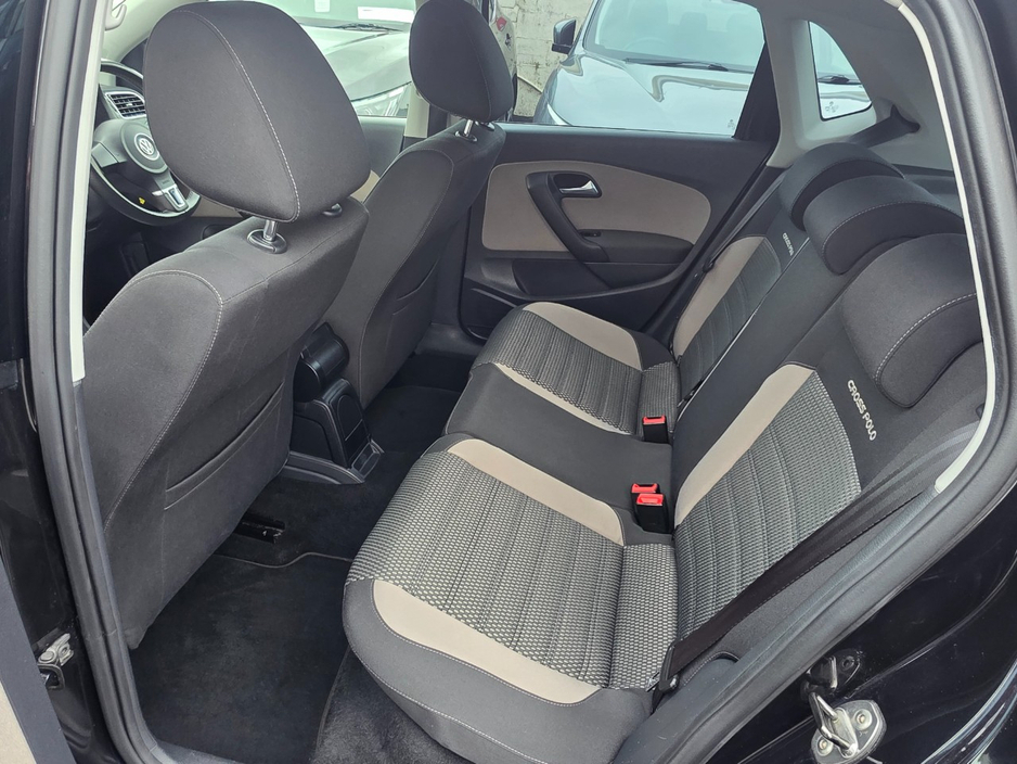 2011 Volkswagen Polo - image 11