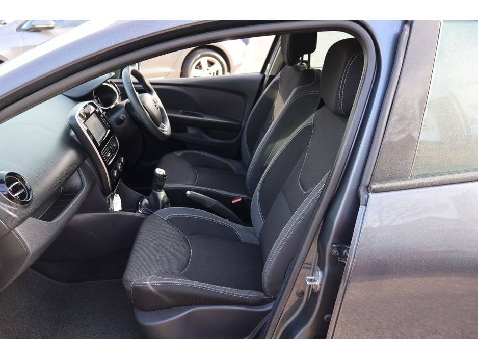 2017 Renault Clio - image 31