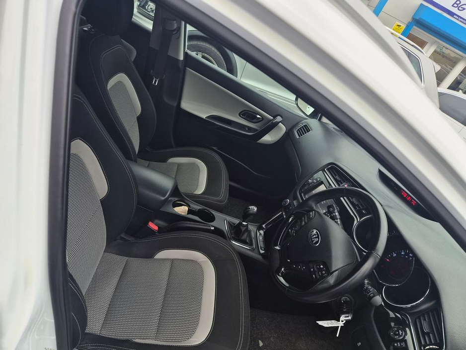 2017 Kia Ceed - image 3