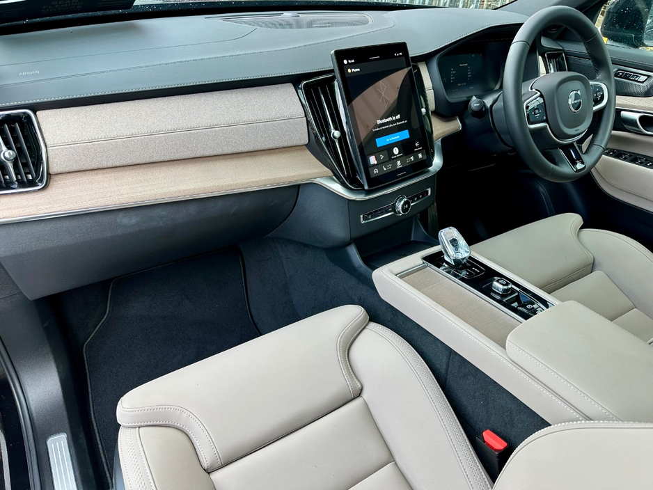 2025 Volvo XC90 - image 7