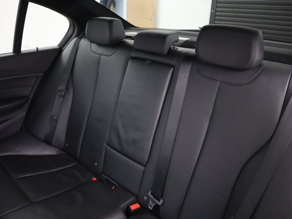 2015 BMW 3 Series - image 14