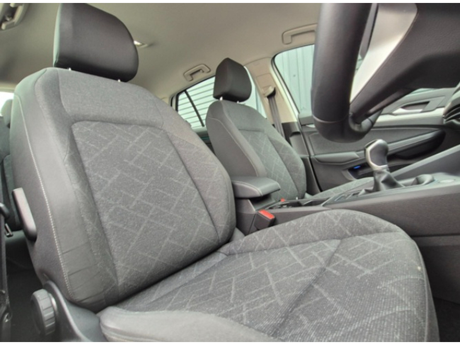 2023 Volkswagen Golf 2.0 TDI LIFE €26,995