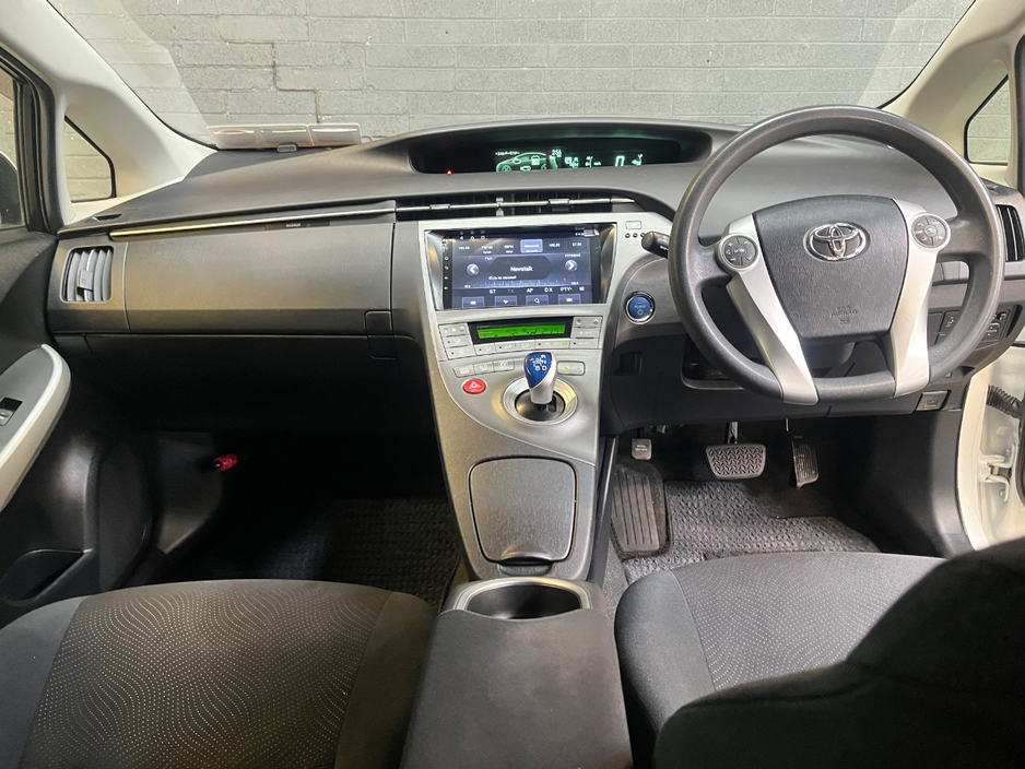 2015 Toyota Prius - image 16