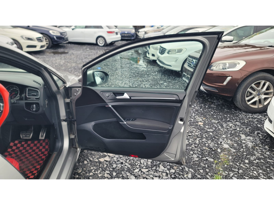 2016 Volkswagen Golf - image 10