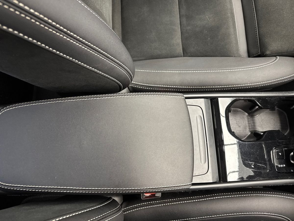 2023 Volvo XC40 - image 15
